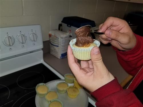 Icing cupcakes 